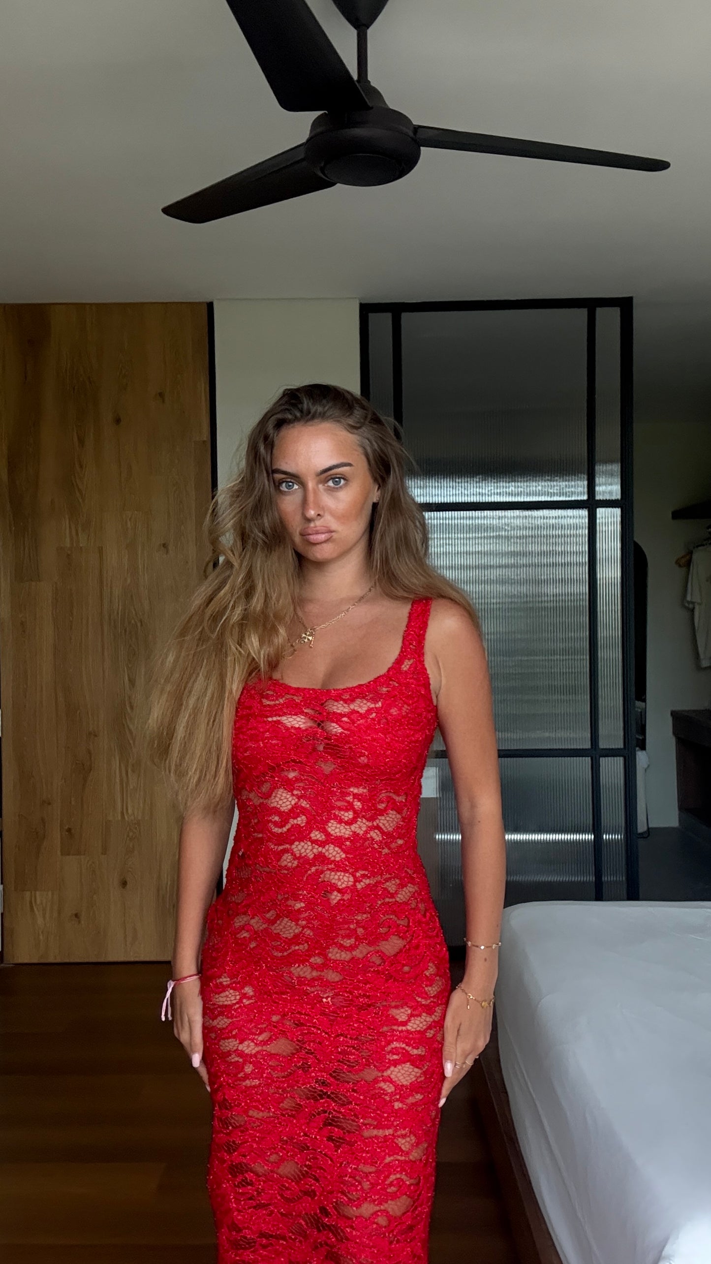 Robe rouge en dentelle pailletée
