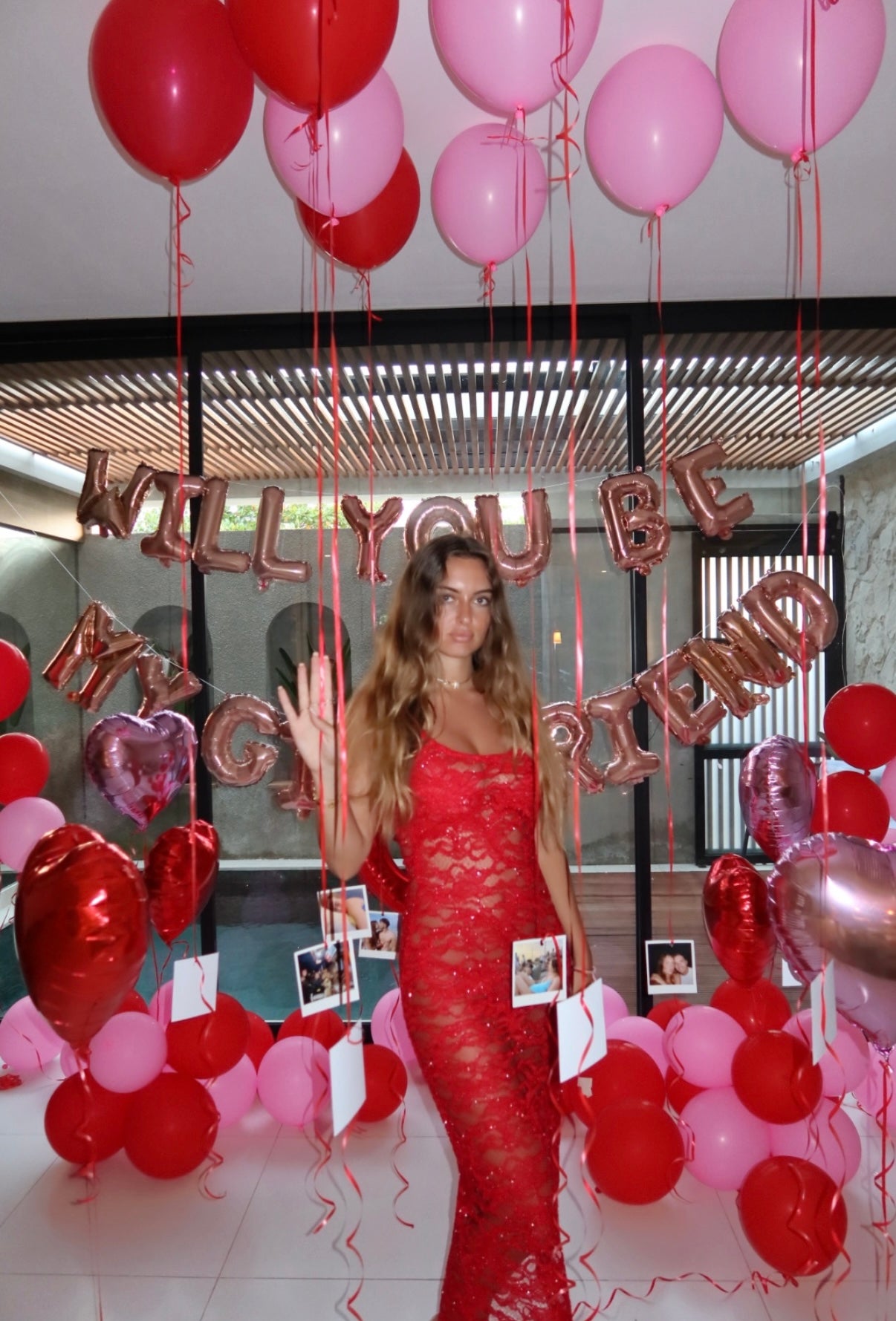 Robe rouge en dentelle pailletée